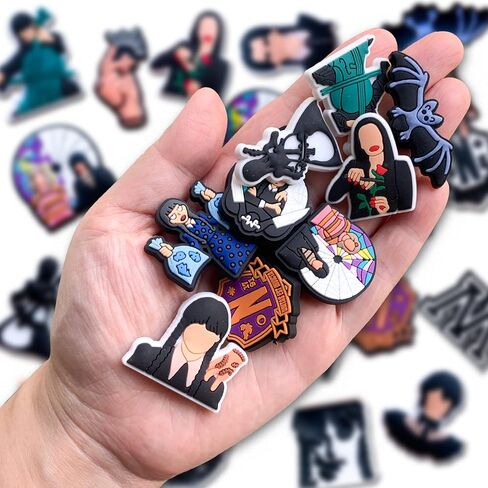 25 قطعة من تعليقات تزيين احذية وينزداي ادامز لصنادل كروك كلوج، دلايات ماري وينزداي دموية لهدايا الحفلات للمراهقين والبالغين، معدن، بدون احجار كريمة in Kuwait