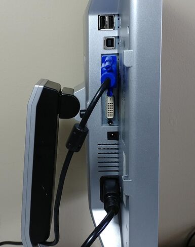17" Dell 1708FPb DVI Rotating LCD Monitor w/USB Hub (Silver/Black) - Rotates to Portrait or Landscape View! in Kuwait