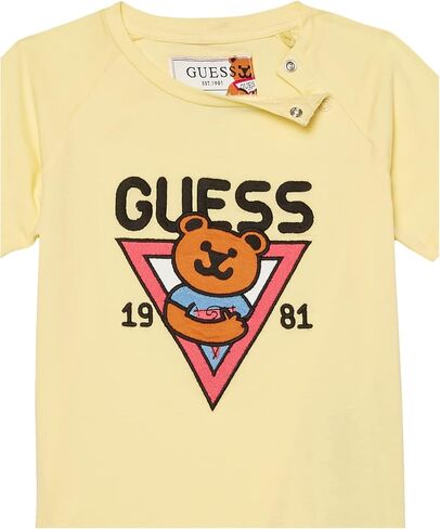 مجموعة من قطعتين من تي شيرت منسوج برسومات جرافيكية قصيرة الأكمام للأولاد من GUESS وسروال من قماش الدنيم المنسوج القابل للسحب in Kuwait