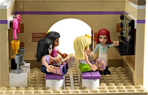 LEGO Friends 3185: Summer Riding Camp in Saudi Arabia