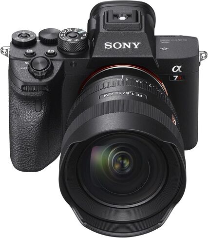 Sony FE 14 ملم f/1.8 GM إطار كامل عدسة برايم جي ماستر واسعة الزاوية مع حافظة صلبة من كوه ومجموعة مناديل العدسات المبللة (3 منتجات) in Saudi Arabia
