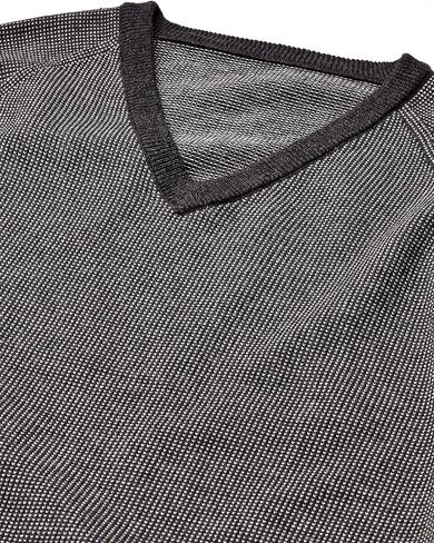 سترة صوفية رجالي ثلاثية الأبعاد برقبة على شكل حرف V من Knitwear Lab in Kuwait
