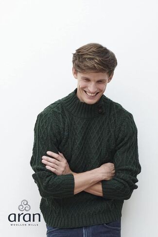 سترة Aran Woolen Mills للرجال من نسيج أيرلندي مع ياقة بأزرار in Kuwait
