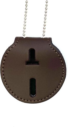 حامل شارة على شكل درع الشرطة على شكل درع الشرطة مناسب تمامًا مع مشبك حزام معدني وقلادة سلسلة من الخرز، وإغلاق بخطاف وحلقة، جلد بني in Kuwait