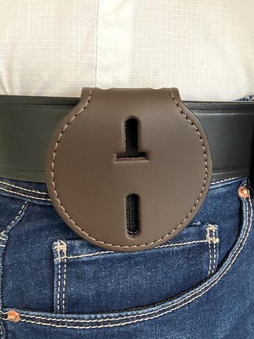 حامل شارة على شكل درع الشرطة على شكل درع الشرطة مناسب تمامًا مع مشبك حزام معدني وقلادة سلسلة من الخرز، وإغلاق بخطاف وحلقة، جلد بني in Kuwait