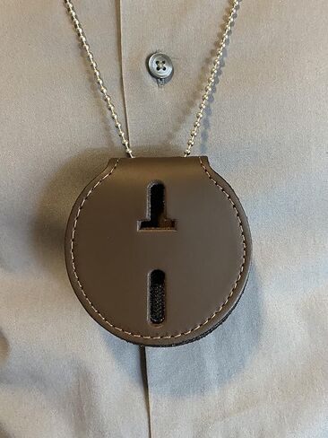 حامل شارة على شكل درع الشرطة على شكل درع الشرطة مناسب تمامًا مع مشبك حزام معدني وقلادة سلسلة من الخرز، وإغلاق بخطاف وحلقة، جلد بني in Kuwait