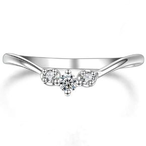 خاتم زفاف منحني من الفضة الإسترليني المطلية بالذهب عيار 18 قيراطًا ومكعب زركونيا من Blossom and Hue in Kuwait