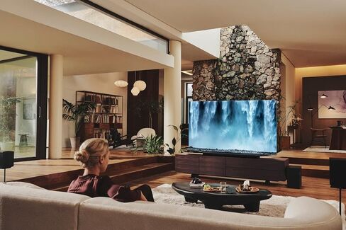 SAMSUNG QN75QN85BAFXZA 75" 4K Neo QLED UHD Smart TV in Titan Black with a Sanus VLF525-B1 Full-Motion Premium Series Mount for 50"-82" Flat Screen TV's (2022) in Saudi Arabia