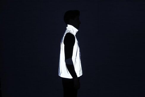 LZLRUN سترة عاكسة للضوء سترة هيب هوب غير رسمية سترة واقية ليلية معطف رياضي بقلنسوة ملابس فلورسنت in Kuwait