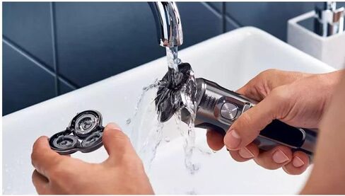 ماكينة الحلاقة الكهربائية Philips Norelco SP9860/86 Series 9000 مع أداة التشذيب الدقيقة SmartClick | الحقيبة المميزة | شاحن تشي in Kuwait