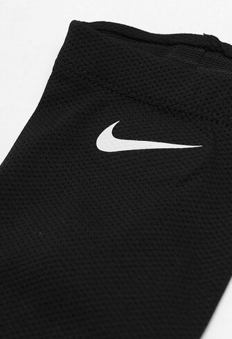 NIKE Guard Lock Elite Sleeves – Football Shin Guards in Saudi Arabia