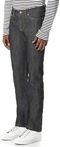 رجل الدنيم العاري والشهير رجل غريب في اليد اليسرى حك Selvedge in Kuwait