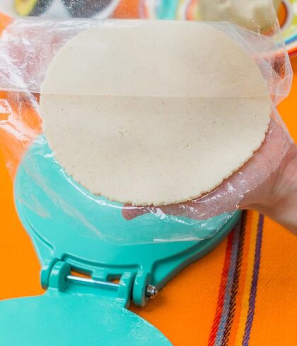 مكبس تورتيلا 8 انش تركواز - الة صنع التورتيلا من الالومنيوم المصبوب - مكبس تاكو شديد التحمل - صنع في المكسيك لطحين الذرة والطعام المكسيكي المنزلي - تورتيليرا بارا هاسر تورتيلا - 2.5 باوند in Kuwait