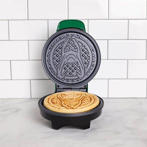 Uncanny Brands Marvel Loki Waffle Maker - خوذة Loki على الفطائر الخاصة بك - مكواة الوافل in Kuwait