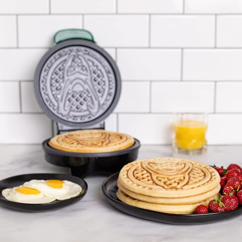 Uncanny Brands Marvel Loki Waffle Maker - خوذة Loki على الفطائر الخاصة بك - مكواة الوافل in Kuwait