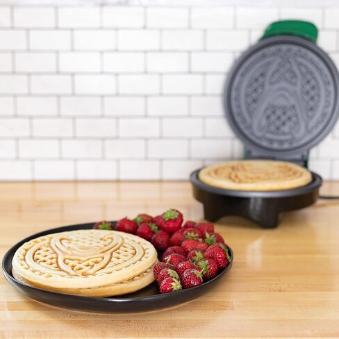 Uncanny Brands Marvel Loki Waffle Maker - خوذة Loki على الفطائر الخاصة بك - مكواة الوافل in Kuwait