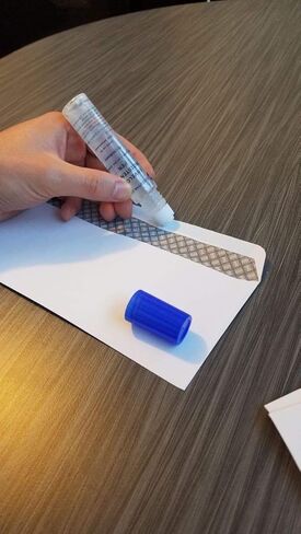 لاصق مرطب للظرف سريع الجفاف (عبوتان) - زجاجات 1 × 50 مل و1 × 40 مل على شكل قلم - سهل التنظيف والغلق، شفاف وقابل للضغط - مثالي للمغلفات والطوابع والحروف. باي المستلزمات التنفيذية in Kuwait