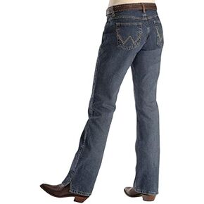 بنطلون جينز حريمي من Wrangler بتصميم Ultimate Riding في Dark Indigo Cross in Kuwait