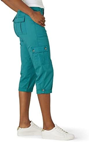 بنطال Lee Women's Petite Flex-to-go متوسط ​​الارتفاع ومريح من Cargo Capri in Kuwait