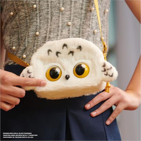 عالم السحرة هاري بوتر، لعبة Hedwig Purse Pets التفاعلية للحيوانات الأليفة وحقيبة الكتف، أكثر من 30 صوتًا وتفاعلًا، ألعاب أطفال للفتيات من سن 6 سنوات فما فوق in Kuwait