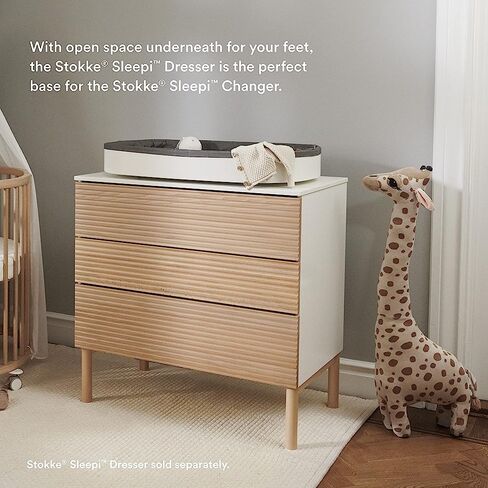 Stokke Sleepi Changer، أبيض - وسادة تغيير بيضاوية للأطفال من عمر 0 ​​إلى 12 شهرًا - آمنة ومريحة - طاردة للماء ويمكن غسلها في الغسالة - متوافقة مع خزانة ملابس Stokke Sleepi in Saudi Arabia