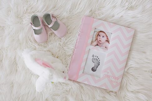 كتاب ذاكرة الأطفال من بيرهيد أول 5 سنوات من شيفرون مع وسادة حبر آمنة للأطفال ذات ملمس نظيف لجعل يد الطفل أو بصمة قدمه متضمنة، ومجلة بارزة لحديثي الولادة والحمل، وردي in Kuwait