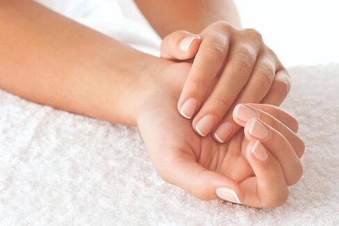 تنشيط Cuccio Naturale - زيت مرطب للبشرة التي تم إصلاحها بين عشية وضحاها - علاج للبشرة التالفة والأظافر الرقيقة - تركيبة خالية من البارابين / القسوة - الحليب والعسل - 2.5 أوقية in Kuwait