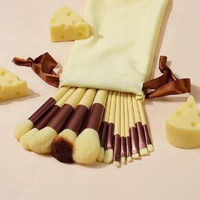 مجموعة فرش مكياج كريم الاساس - 13 قطعة من فرش كابوكي الصناعية الفاخرة لظلال العيون، فرش مزج بودرة الوجه وأحمر الخدود مع حقيبة مكياج للسفر (اصفر) in Kuwait