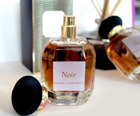 باسكال مورابيتو نوير للنساء - بخاخ ماء عطر مكثف ومغري - روائح دافئة وأنثوية من القرفة والعنبر - تصميم زجاجة فاخر جميل - 3.4 أونصة in Saudi Arabia
