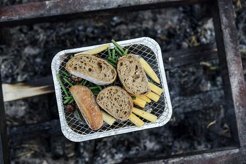 شواية فحم EZGRILL للاستعمال مرة واحدة مثالية للتخييم وحفلات الباب الخلفي - عبوة من 2 حجم صغير محمول، سهلة الإضاءة، وشواية فحم مريحة تدوم 1.5 ساعة للشواء في أي وقت وفي أي مكان in Saudi Arabia