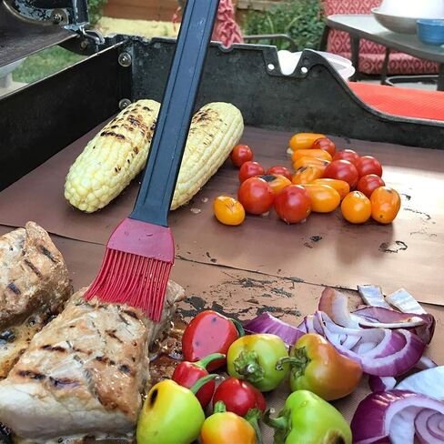 مجموعة سجادة شواء نحاسية من أوكان مكونة من 5 قطع - شواية خارجية غير لاصقة، سجادات شواء نحاسية قابلة لإعادة الاستخدام وسهلة التنظيف، تعمل على شواية كهربائية في الهواء الطلق تعمل بالفحم والغاز كما تشاهد على شاشة التلفزيون - 15.75 × 13 بوصة in Kuwait