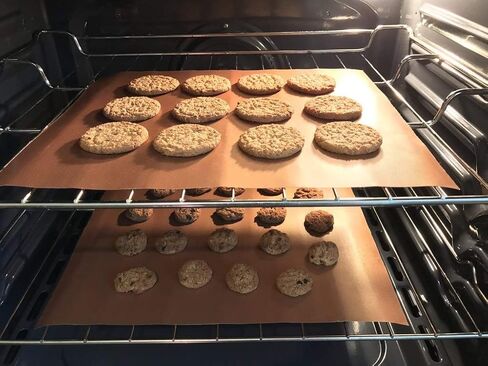 مجموعة سجادة شواء نحاسية من أوكان مكونة من 5 قطع - شواية خارجية غير لاصقة، سجادات شواء نحاسية قابلة لإعادة الاستخدام وسهلة التنظيف، تعمل على شواية كهربائية في الهواء الطلق تعمل بالفحم والغاز كما تشاهد على شاشة التلفزيون - 15.75 × 13 بوصة in Kuwait