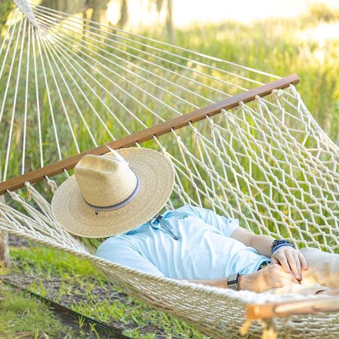 Castaway Living أرجوحة من الحبال القطنية التقليدية المزدوجة بطول 13 قدمًا مع سلاسل تمديد مجانية وخطافات شجرة، مصممة في الولايات المتحدة الأمريكية، وتتسع لشخصين بسعة وزن 450 رطلاً. in Saudi Arabia