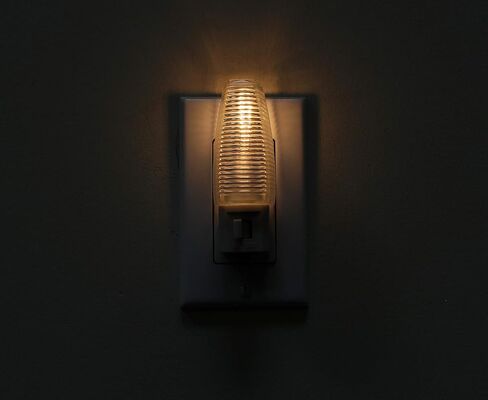 مقبس حائط Kingman Night Light مع مفتاح تشغيل/إيقاف، أبيض دافئ مدرج في قائمة UL، 120 فولت 4 وات (عبوة واحدة) in Kuwait
