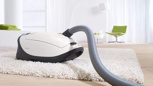 مكنسة كهربائية Miele Complete C3 Cat and Dog Canister HEPA مع حزمة رأس الطاقة SEB228 - تتضمن حزمة أداء Miele 16 كيس فلتر أصلي من النوع GN AirClean + فلتر HEPA أصلي AH50 in Kuwait