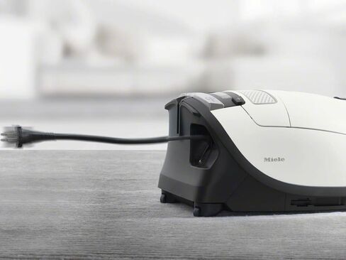 مكنسة كهربائية Miele Complete C3 Cat and Dog Canister HEPA مع حزمة رأس الطاقة SEB228 - تتضمن حزمة أداء Miele 16 كيس فلتر أصلي من النوع GN AirClean + فلتر HEPA أصلي AH50 in Kuwait