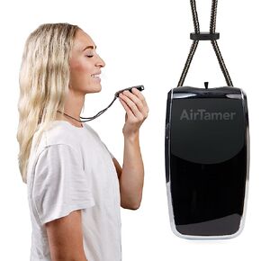 منقي الهواء الشخصي AirTamer A320 القابل لإعادة الشحن، أداء مثبت، تم اختباره ضد الفيروسات والملوثات*، أسود مع حقيبة سفر جلدية