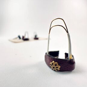 SAZYAR Setar Tanbour Pick Mezrab Plectrum NEW PRO - واجهة مستديرة وحواف - نمط للستار تانبور الفارسي (حواف أمامية - أحمر سانغريا)، متوسطة إلى كبيرة - مرنة