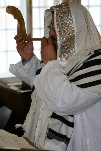 كوشير عديم الرائحة الطبيعية شوفار | قرن الكباش الحقيقي | قطعة فم ناعمة لسهولة النفخ | تتضمن حقيبة برباط مخملية ودليل نفخ شوفار (12 بوصة - 14 بوصة) in Kuwait