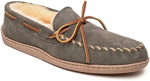 Minnetonka Men's Sheepskin Hardsole Moccasin Slippers in Saudi Arabia