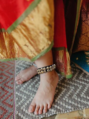 أجراس الكاحل MBI Bharatnatyam Ghungroo وkathak خلخال الرقص (Ghungroo) | معدات الرقص للآلات الموسيقية| خلخال الراقصين الكلاسيكيين الهنديين (صفين مبطنين باللون الأسود مع 40 جرس) in Saudi Arabia