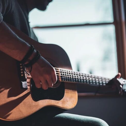 حزمة جيتار صوتي من Fender CD-60S Dreadnought (لوحة أصابع من خشب الجوز، جميع أنواع الماهوجني) مع جيتار فيندر كلاسيكي من السيلولويد متوسط ​​الحجم مكون من 12 قطعة و351 شكلًا وشريط جيتار مقاس 2 بوصة in Saudi Arabia
