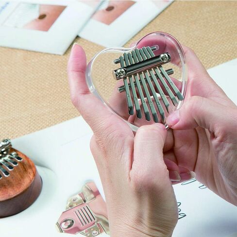 قلادة من Yahpetes إبهام بيانو صغير كاليمبا 8 مفتاح كريستال الإبهام على شكل قلب البيانو إصبع شفاف بيانو ماريمبا الموسيقى هدية رائعة للمبتدئين (8 مفاتيح بيانو الإبهام) in Kuwait