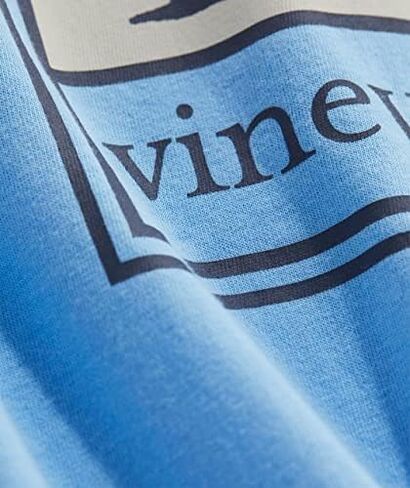 تي شيرت Vineyard Vines للرجال بأكمام طويلة وجيب على شكل طريق ذو مناظر طبيعية in Kuwait