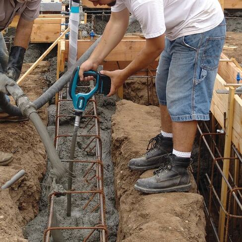 Makita XRV02T 18V LXT® Lithium-Ion Cordless 8' Concrete Vibrator Kit (5.0Ah) in Saudi Arabia