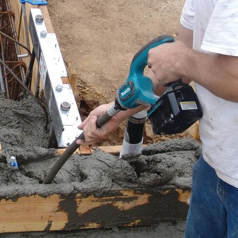 Makita XRV02T 18V LXT® Lithium-Ion Cordless 8' Concrete Vibrator Kit (5.0Ah) in Saudi Arabia