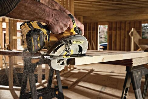 DEWALT FLEXVOLT 60V MAX* منشار دائري مع طقم فرامل، 7-1/4 بوصة (DCS578X1) in Saudi Arabia