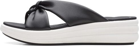 صندل مسطح للنساء من Clarks in Kuwait