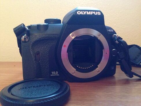 Olympus E-420 Black SLR Digital Camera with 14-42mm Zoom Lens & 2.7" LCD in Kuwait