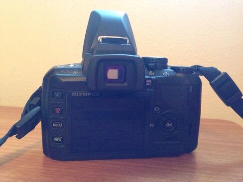 Olympus E-420 Black SLR Digital Camera with 14-42mm Zoom Lens & 2.7" LCD in Kuwait